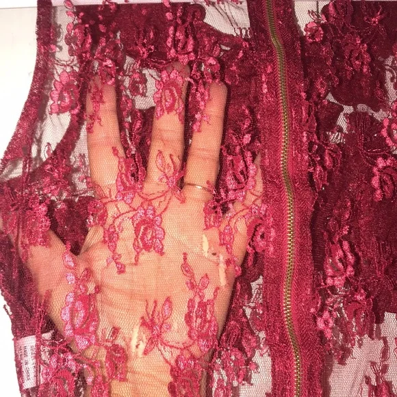 Women’s Lace Sleeveless Top - Picture 7 of 8